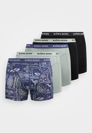 Pet par Björn Borg bokseric v črni, sivi, svetlo sivi in modri barvi z belim vzorčastim dizajnom, prirejenih tako, da se prekrivajo na belem ozadju.