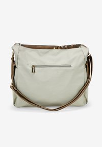 Bolso de hombro de nailon gris claro con una correa de cuero marrón y un bolsillo con cremallera. Textura suave, forma rectangular y acentos de hardware en tono dorado.