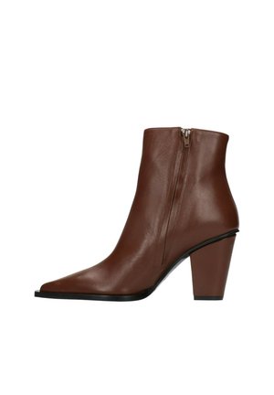Stivaletto in pelle marrone con punta affusolata, tacco a blocco di altezza media e dettaglio con zip sul retro. Texture liscia e design minimalista.