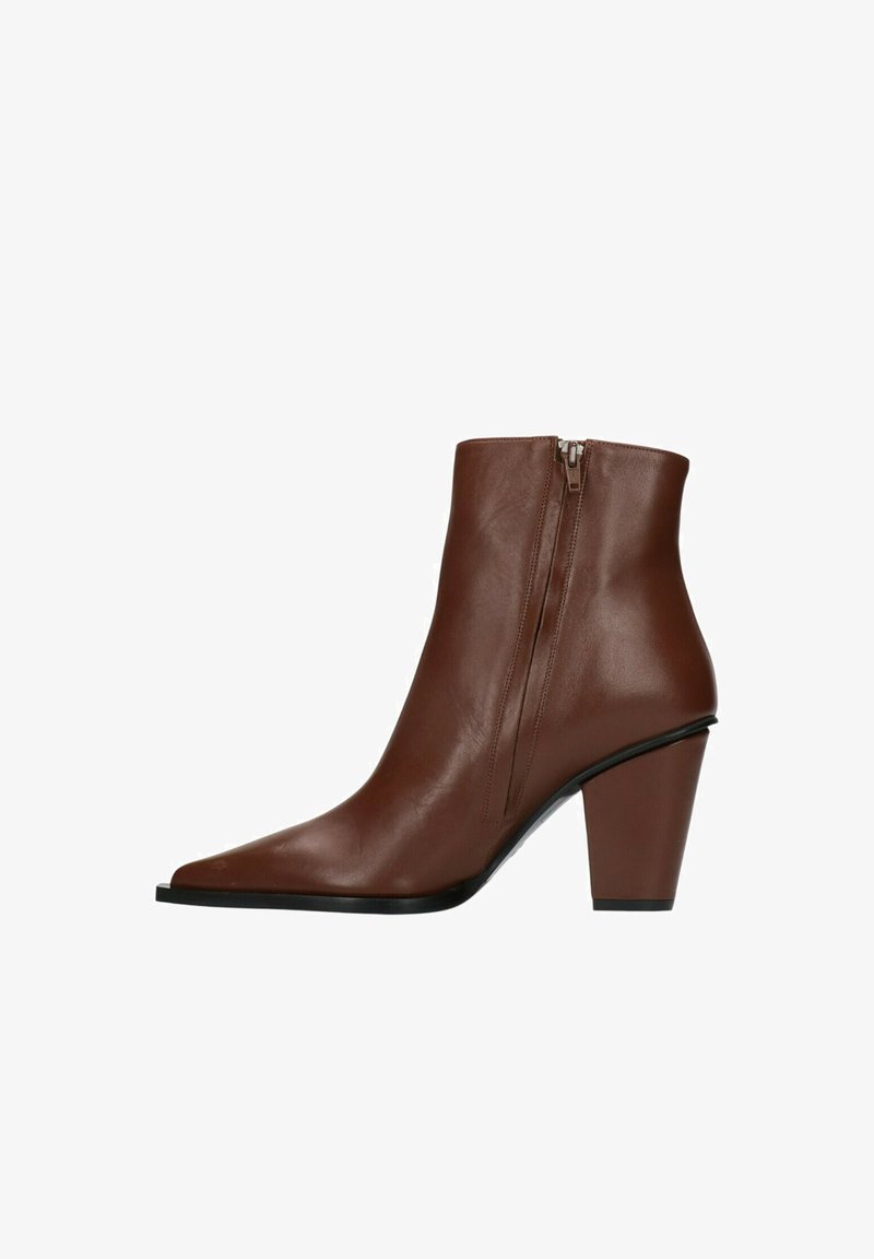Stivaletto in pelle marrone con punta affusolata, tacco a blocco di altezza media e dettaglio con zip sul retro. Texture liscia e design minimalista.