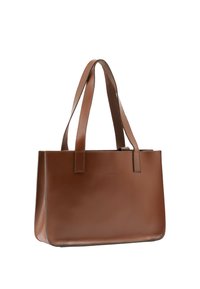 Sac fourre-tout en cuir marron avec deux longues poignées, de forme rectangulaire, texture lisse et design minimaliste. Présente un branding subtil.