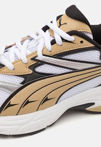Puma MORPHIC - Tekaški copati za cesto - white/prairie tan/silver