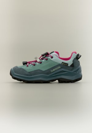 Chaussure de randonnée basse en bleu sarcelle et rose avec tissu Gore-Tex, semelle robuste, système de laçage rapide et languette de tirage de marque au talon.