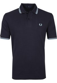 Camisa polo navy de algodón, con un cuello clásico, tapeta de dos botones y acentos rayados en azul claro en las mangas. Logo bordado.