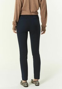 Next SKINNY PETITE  - Auduma bikses - navy blue