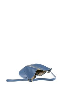 Borsa a tracolla in pelle blu con forma curvata, tracolla regolabile e chiusura con cerniera; interno foderato con un tessuto leggero a motivo.