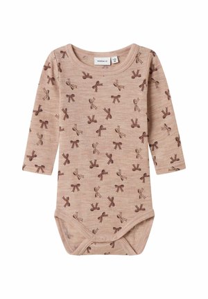 Langermet baby bodysuit i myk beige stoff med dempet brunt bue-mønster. Har trykknapper i bunnen for enkel påkledning.