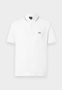 Cămașă polo albă, confecționată din bumbac, cu un guler cu trei nasturi, mâneci scurte și un logo negru brodat pe pieptul stâng.