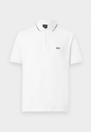 Polo shirt bianco in cotone, con colletto a tre bottoni, maniche corte e un logo ricamato nero sul lato sinistro del petto.