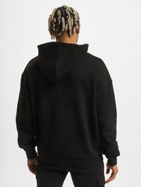 Sort hætte sweatshirt med en afslappet pasform, ribbede mansjetter og kant. Har en glat tekstur og et minimalistisk design uden logoer.