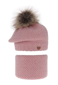 Roze gebreide muts met een bruine bont pompon, voorzien van een gestructureerd patroon en een geribbelde band. Inclusief bijpassende dikke gebreide nekwarmer.