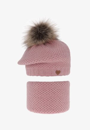 Cappello rosa lavorato a maglia con pon pon in pelliccia marrone, caratterizzato da un motivo testurizzato e una banda a coste. Include scaldacollo abbinato lavorato a maglia grossa.