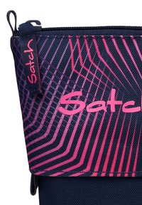Reißverschluss-Stiftetui aus dunkelblauem Stoff mit einem pinken geometrischen Muster. Verfügt über ein gesticktes Logo und eine Schlaufe für einfachen Transport.