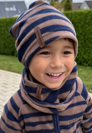 Fleece hue og tørklædesæt med skiftende brun og marineblå striber. Inkluderer et mærke på begge dele, blød tekstur og en tætsiddende pasform.