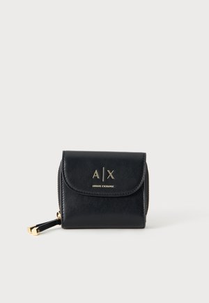 Kompaktiška juoda odinė piniginė su auksiniu užtrauktuko traukikliu ir auksiniu „Armani Exchange“ logotipu ant priekinio skydelio, ant vienspalvio fono.