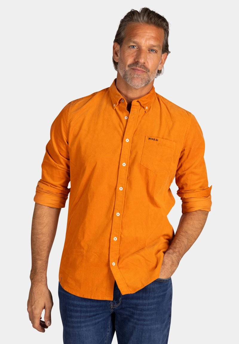 Oranje button-up shirt van katoen, met een borstzak, opgerolde mouwen en witte knopen, gecombineerd met blauwe denim jeans.