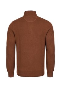 Pull en tricot marron avec un col montant, des manches longues et des poignets côtelés. Texture lisse et couleur uniforme. Design simple.