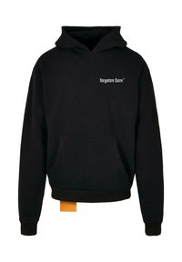 Fekete kapucnis pulóver pamutkeverékből, elöl kenguruzsebbel és fehér nyomtatott szöveggel, a szegélyén látható narancssárga címkével.