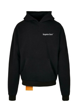 Črno kapucar iz bombažne mešanice, z žepom kenguru spredaj in belo natisnjenim besedilom, z vidno oranžno etiketo na spodnjem robu.