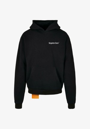 Musta huppari, valmistettu puuvillasekoitteesta, jossa edessä kengurun tasku ja valkoiset painetut tekstit sekä näkyvä oranssi lappu helman kohdalla.