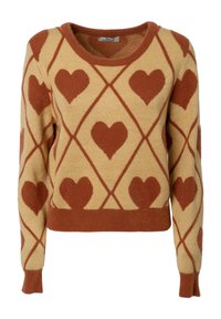 Beiger Strickpullover mit braunen Herzmustern. Hat einen runden Ausschnitt und lange Ärmel, mit einer weichen, strukturierten Oberfläche.
