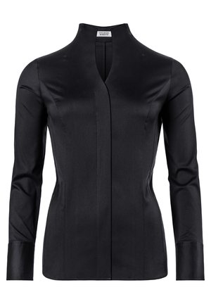 Maglietta nera a maniche lunghe realizzata in tessuto morbido. Presenta un colletto alto e una patta frontale con cuciture verticali. Vestibilità sartoriale.
