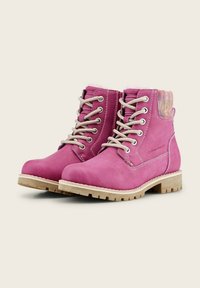 Bottines roses à lacets avec semelles beiges et cols matelassés multicolores, avec coutures visibles et détail latéral de marque.
