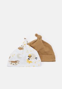 Dois chapéus de bebé: um branco com padrões de animais e estrelas amarelas, e um castanho liso, ambos feitos de tecido macio com topos atados.
