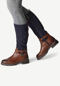 Marco Tozzi Plateaustiefel - chestnut navy