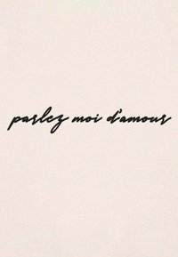 Musta kiri tekst "parlez moi d'amour" beežil kangast taustal, millel on sile tekstuur ja kaasaegne, käelist stiili.