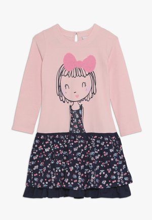 Vestido de manga larga que presenta un top rosa con un diseño de niña de dibujos animados y una falda azul marino con estampado floral y volantes. Hecho de una suave mezcla de algodón.