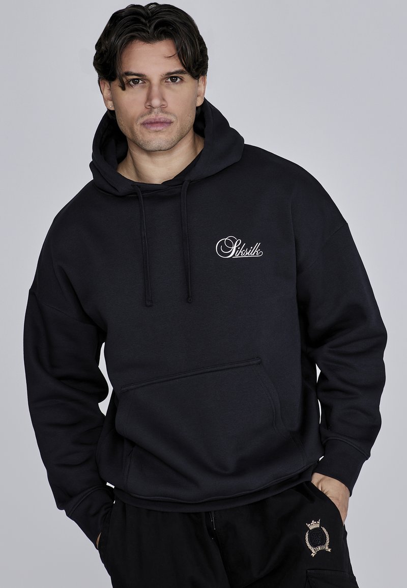 Sudadera negra con bolsillo frontal tipo canguro, cordones y logo en el pecho. Hecha de una tela suave con un corte relajado.