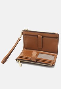 Portafoglio in pelle marrone con hardware dorato, chiusura a zip, numerose fessure per carte, cinturino da polso e una fessura trasparente per l'ID. L'interno presenta una finitura liscia.