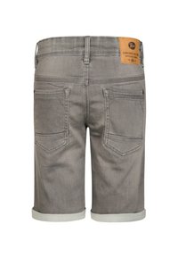 Grå denimshorts med optrukne manchetter, der har to baglommer og et læderbrandmærke på linningen. Ren, minimalistisk design.