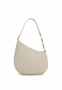Lichtbeige lederen schoudertas met een gebogen silhouet en een goudaccent handvat, gekenmerkt door een textuuroppervlak en een minimalistisch ontwerp.