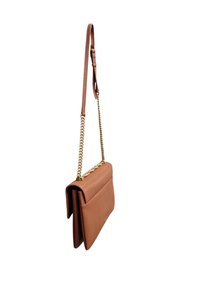 Borsa a spalla in pelle marrone con design pieghevole, tracolla in catena dorata e texture liscia. Presenta una tasca frontale e uno stile minimalista.