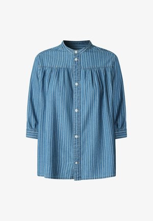 Blusa azul de denim con rayas blancas verticales, canesú fruncido, cierre abotonado delantero, cuello mandarín y mangas tres cuartos con puños abotonados.