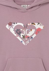 Rosa Hoodie mit einem weißen Diamantherz-Design, das mit floralen Mustern in verschiedenen Farben gefüllt ist. Klassischer Pullover-Stil mit einer Kängurutasche auf der Vorderseite.