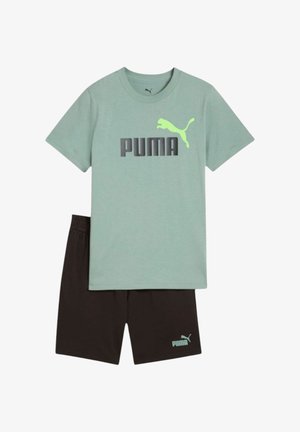 Camiseta verde menta con logo negro de "PUMA" y acento verde; combinada con pantalones cortos negros que presentan un pequeño logo verde de "PUMA". Material de mezcla de algodón.