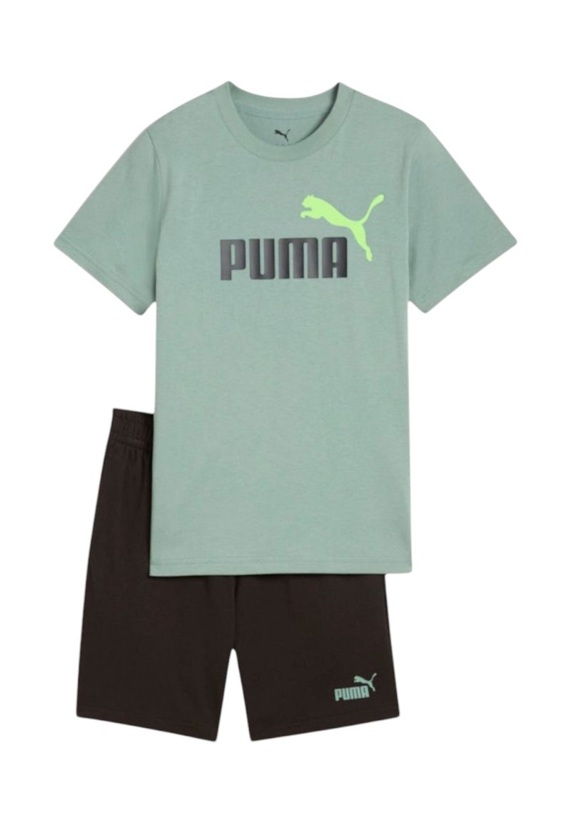 Camiseta verde menta con logo negro de "PUMA" y acento verde; combinada con pantalones cortos negros que presentan un pequeño logo verde de "PUMA". Material de mezcla de algodón.