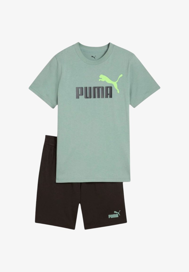Camiseta verde menta con logo negro de "PUMA" y acento verde; combinada con pantalones cortos negros que presentan un pequeño logo verde de "PUMA". Material de mezcla de algodón.