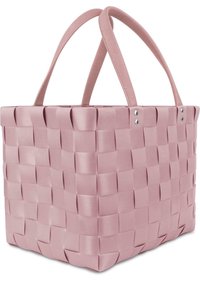 Geflochtener pinkfarbener Korb in rechteckiger Form mit glatten Griffen, silbernen Hardware-Elementen und einer strukturierten Oberfläche.
