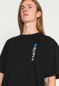 Edwin FUJI NO HANA UNISEX - Print T-shirt - black