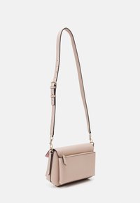 Lyserød struktureret læder crossover-taske med guldfarvet hardware, frontlomme med lynlås og justerbar rem på en ensfarvet hvid baggrund.