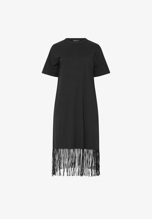 Robe noire à manches courtes avec col rond et long détail de franges le long de l'ourlet, longueur mi-longue et coupe ample.