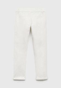 Pantaloni bianchi in cotone con vestibilità dritta, orli arrotolati e due tasche posteriori. Tessuto liscio, design minimalista e senza hardware visibile.