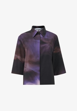 Kurzarmhemd aus lila und schwarzem Stoff mit einem Farbverlaufsmuster, mit einem spitzen Kragen und einer Knopfverschluss.