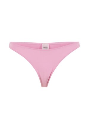 Perizoma di cotone rosa con una fascia stretta in vita e un'etichetta di tessuto bianca visibile all'interno, al centro della parte posteriore.