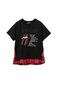 Camiseta de manga corta negra con el logo de los Rolling Stones y texto; la tela de cuadros rojos en el dobladillo inferior añade un aspecto de capas.