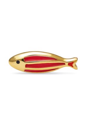Broche en forma de pez esmaltado en oro y rojo con detalle de ojo negro sobre fondo blanco.